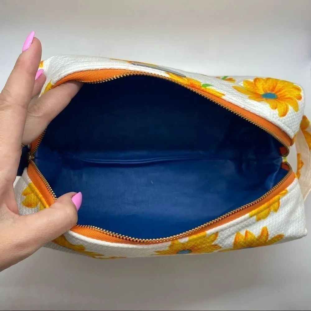 Unshattered Toiletry Kit - Picture 5 of 6